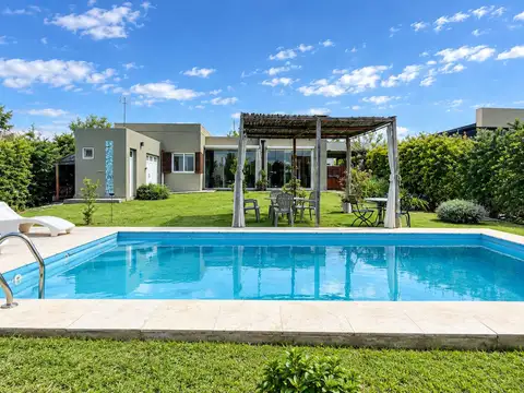 CASA EN VENTA 4 AMBIENTES CON PILETA, GALERIA, AMENITIES EN SANTA GUADALUPE, PILAR DEL ESTE