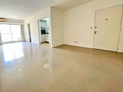 Gran Monoambiente con balcón a Pulmón en piso alto