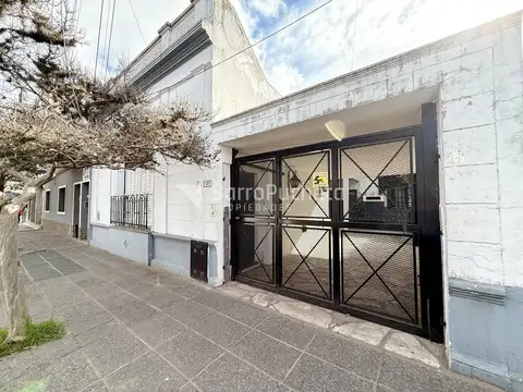 Venta casa 4 ambientes con amplio patio en Morón.