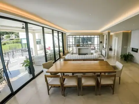 Casa en Venta con 4 cocheras