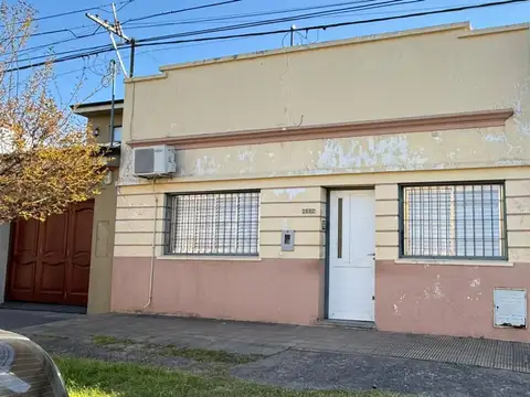 CASA EN VENTA DE 2 DORM. EN BARRIO MAYORAZ