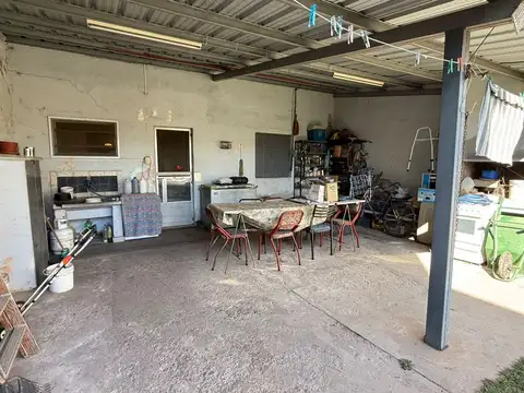 CASA EN VENTA DE 2 DORM. EN BARRIO MAYORAZ