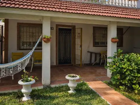 Casa, 3 dormitorios, 2 cocheras,  jardin, gas natural.