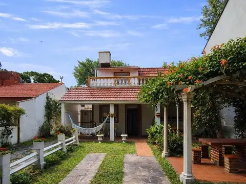 Casa 4 ambientes con 2 baños