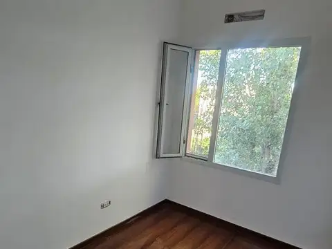 MODERNO DÚPLEX DE 2 DORMITORIOS CON PATIO Y PILETA EN ROLDÁN