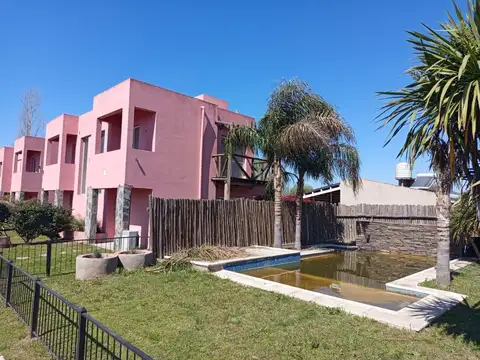Moderno dúplex de 2 dormitorios con patio y pileta en roldán