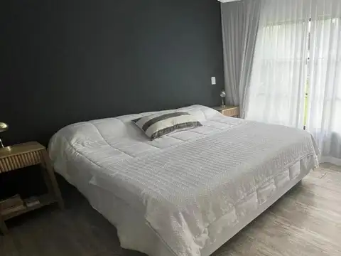 Casa en Alquiler con 3 cocheras