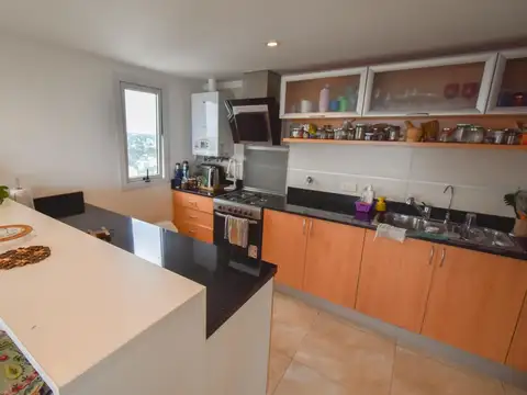 Departamento de 5 ambientes con 2 cocheras y 2 balcones en Venta en Banfield Este, Lomas de Zamora