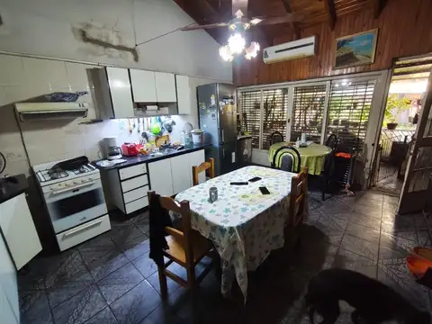 Casa 4 ambientes con 2 baños
