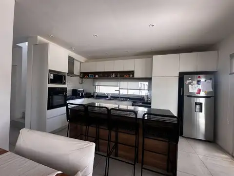 Casa 5 ambientes con 4 baños
