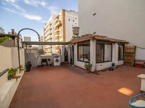 Hermosa Casa 8 Ambientes con Patio y Terraza - 3 Plantas - Destino comercial - 320m² - Colegial...