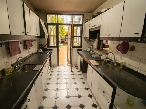 Hermosa Casa 8 Ambientes con Patio y Terraza - 3 Plantas - Destino comercial - 320m² - Colegial...