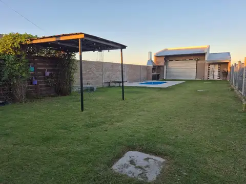 Casa con pileta en Estacion Alvear