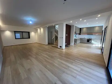 CASA CON JARDIN Y PILETA - COCHERA  A ESTRENAN  ENTREGA APROX SEPTIEMBRE 2026