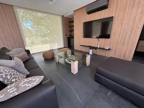 Casa en Alquiler Temporal con 2 cocheras