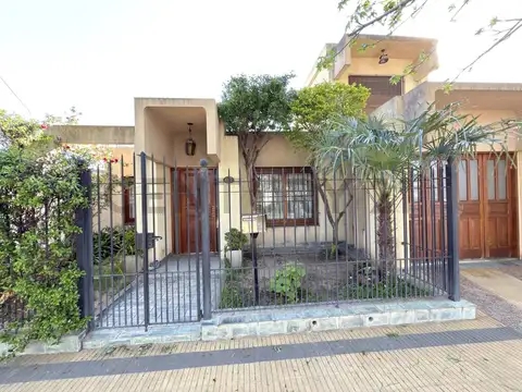 Hermosa casa de tres habitaciones, con pileta y jardín en zona Sagrado Corazón –