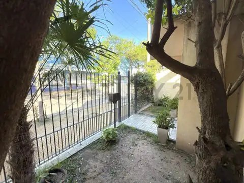 Hermosa casa de tres habitaciones, con pileta y jardín en zona Sagrado Corazón – Venado Tuerto