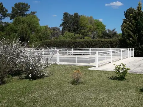 Casa en Alquiler con 4 cocheras