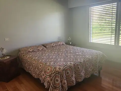 Casa en Alquiler con 4 cocheras