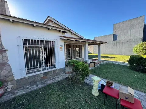 CASA EN VENTA - 4 AMB CON PARQUE - SAN ANTONIO DE PADUA