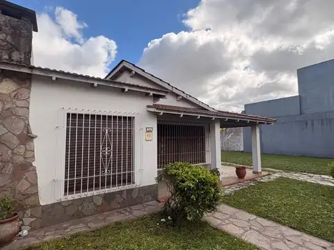 CASA EN VENTA - 4 AMB CON PARQUE - SAN ANTONIO DE PADUA