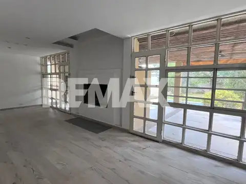 Casa en Alquiler con 3 cocheras