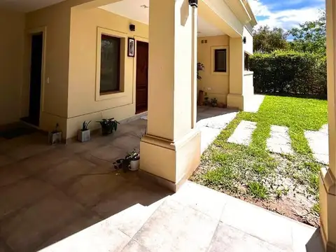 Casa en Alquiler con 2 cocheras