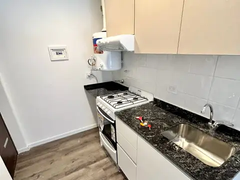 AMBIENTE. SEMI ESTRENAR. PATIO. PARRILLERO. PILETA. EXCELENTE UBICACIÓN.