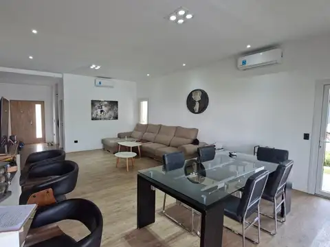 Casa 4 ambientes con 4 baños