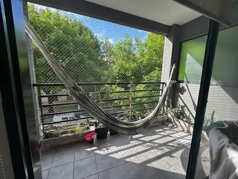 Nuñez. 3 ambientes, puro sol, dos baños, balcón al frente. Cochera fija. Piscina y parrilla.