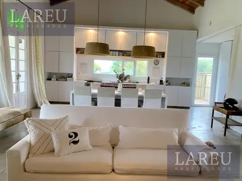 Casa 5 ambientes con 2 baños