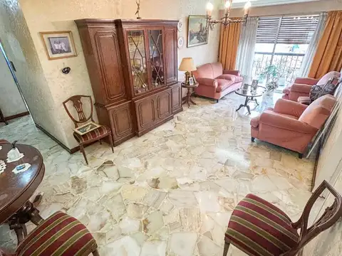 Departamento de 5 ambientes al frente con balcón corrido.