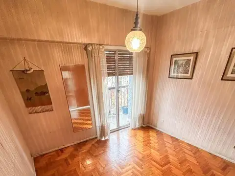 Departamento de 4 ambientes al frente con balcón corrido.