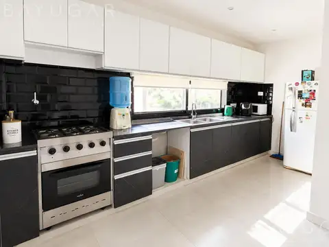 Casa 6 ambientes con 4 baños