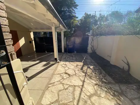 Casa en Alquiler con 2 cocheras