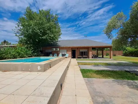 VENTA | PERMUTA - Casa de 3 dormitorios con galería, cochera y piscina - Funes.