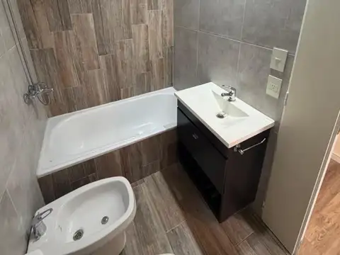 2 AMBIENTES SEMI PISO AL FRENTE CON BALCON ATERRAZADO