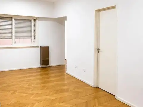 Ambiente reciclado con cocina independiente.