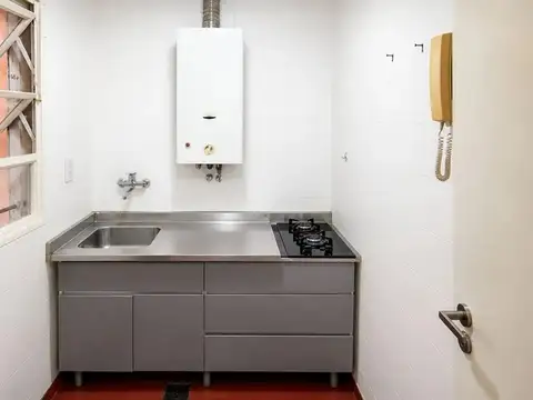 Ambiente reciclado con cocina independiente.