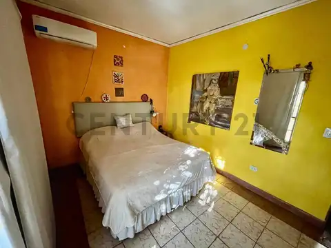 Casa 10 ambientes con 2 baños