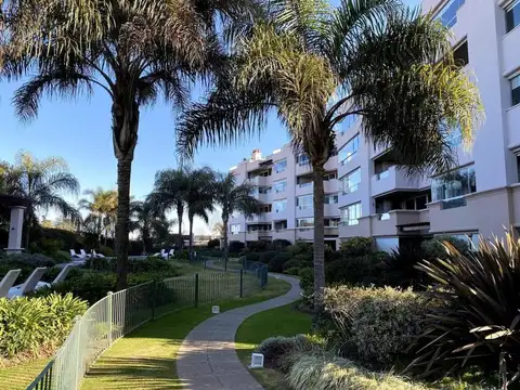 Departamento de 3 dormitorios de categoría en venta en Village Plaza