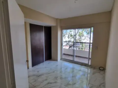 EXC DTO 4 AMB C/TERRAZA Y BALCON, EN ESQUINA, MUY LUMINIOSO, 1° POR ESCALERA