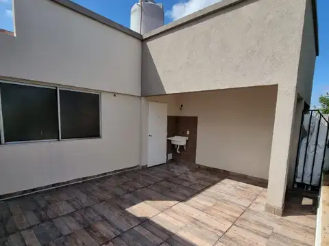 EXC DTO 4 AMB C/TERRAZA Y BALCON, EN ESQUINA, MUY LUMINIOSO, 1° POR ESCALERA