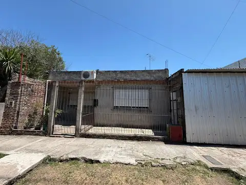VENTA CASA 3 AMBIENTES CASTELAR SUR - APTA CRÉDITO