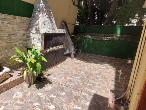 Depto 3 ambientes con enorme patio y parrilla