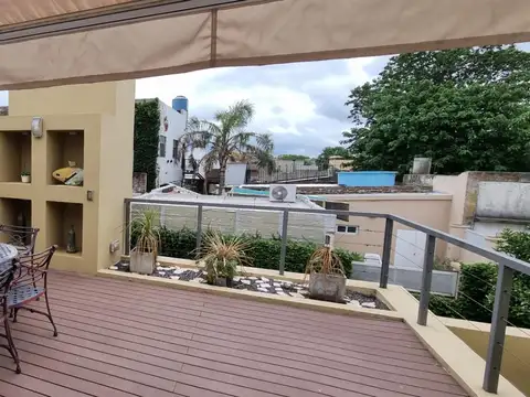 Casa en dos plantas con local y quincho 