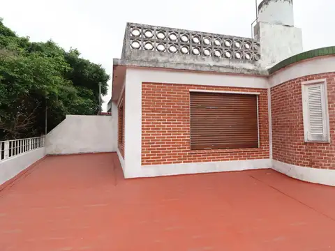 VENTA CASA EN ESQUINA 4 AMB TERRAZA Y PATIO