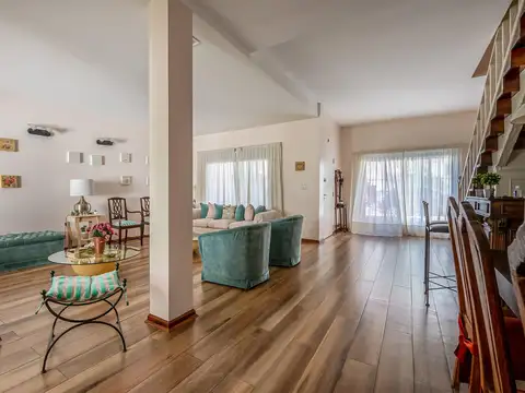 Casa 6 ambientes con 5 baños