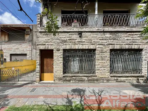 Casa 10 ambientes con 4 baños