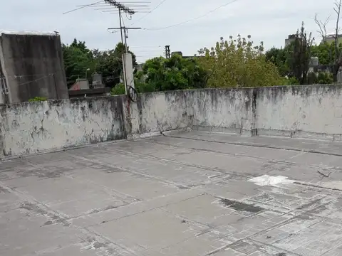 EN VENTA CASA A REFACCIONAR CON LOCAL AL FRENTE, GRAN OPORTUNIDAD! - FICHA 7965